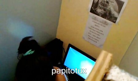 Meisjes die elkaar strelen harige sex films voor de webcam.